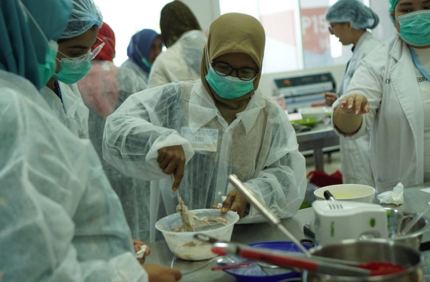 Inovasi Biskuit Mangrove: Hasil Kolaborasi Ormawa Universitas Ciputra bersama Kelompok PKK dan Sekoper Desa Kramat