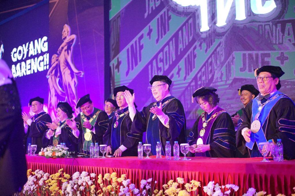Rektor Universitas Ciputra Surabaya dalam Acara Wisuda S2 Manajemen Online