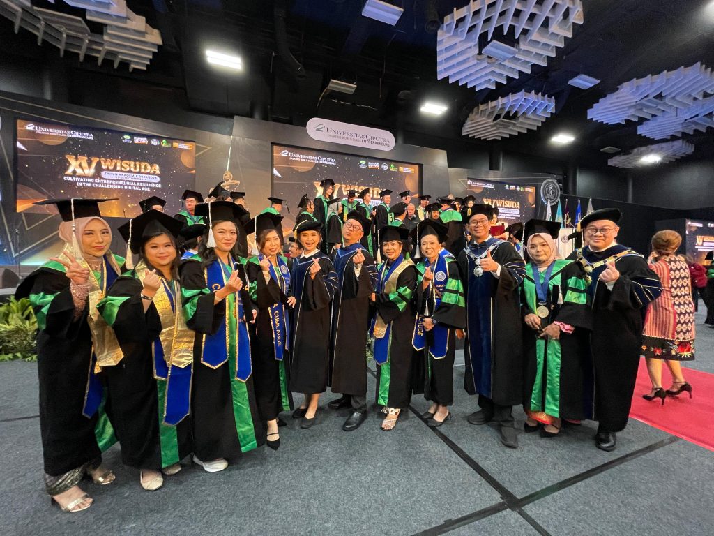 Foto Bersama Alumni S2 Manajemen Online dan Rektor Universitas Ciputra