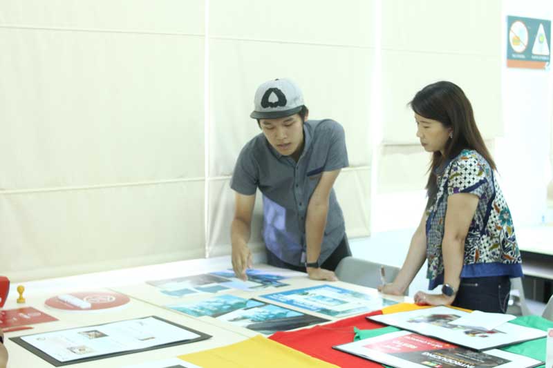Desain Grafis yang Membahagiakan - Program Studi Desain Komunikasi