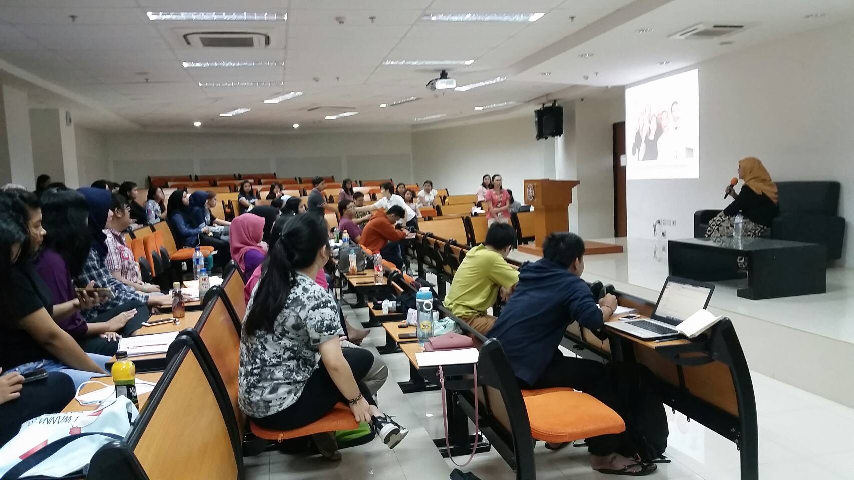 Kuliah Asyik dan Belajar Berpikir Kritis dalam Kuliah Tamu “Work Family Conflict & Balance” Kuliah Asyik dan Belajar Berpikir Kritis dalam Kuliah Tamu “Work Family Conflict & Balance”