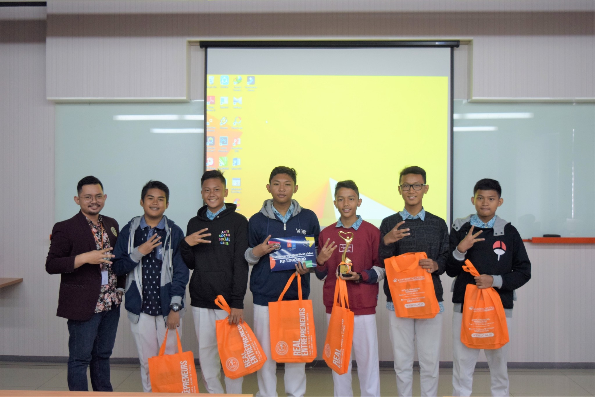 Kampanye Kreatif Untuk Surabaya Bebas Banjir Kampanye Kreatif Untuk Surabaya Bebas Banjir
